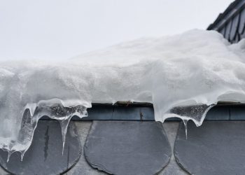 Ледяная глыба упала на школьницу в Петропавловске: возбуждено уголовное дело