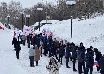 На Камчатке развернули самый большой флаг РФ в предверии Дня защитника Отечества