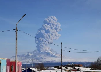 Камчатский вулкан Шивелуч напомнил о себе мощным выбросом