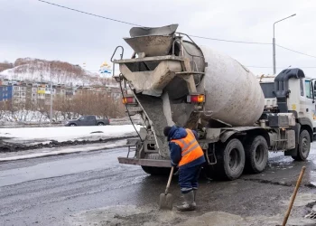 На федеральной трассе на Камчатке ямы заливают бетоном