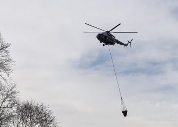 На Камчатке пилоты отрабатывают сброс воды с вертолётов Ми-8