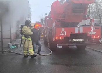 Шестерых человек вывели камчатские пожарные из задымлённого подъезда