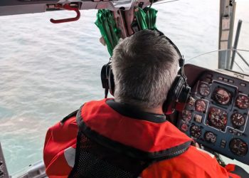 Лодку обнаружили, рыбаков нет: спасатели обследуют акваторию Авачинского залива
