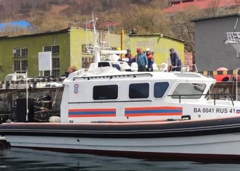 На Камчатке продолжаются поиски пропавших в Авачинском заливе троих рыбаков
