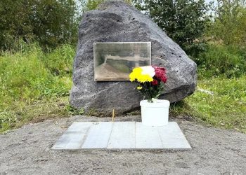 Мемориал с именами погибших на Ключевской сопке альпинистов дополнили ледорубом