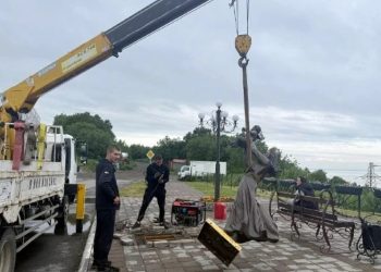 В Вилючинске завершили реставрацию скульптуры «Жена моряка»