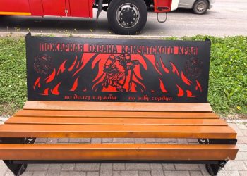 Скамейка, посвящённая пожарным, появилась в центре Петропавловска