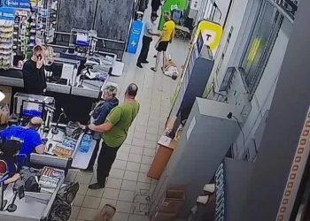 Житель Камчатки жестоко избил супругу в магазине
