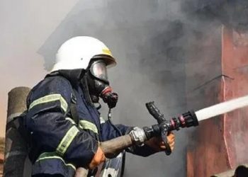 Камчатские пожарные отбили от огня гаражи, автомобили и снегоходы
