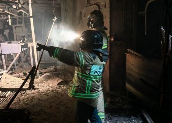 Эксперты МЧС устанавливают обстоятельства пожара на судне «Триумф»