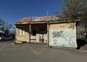 В микрорайоне Авача снесут заброшенное здание и поставят новый остановочный павильон